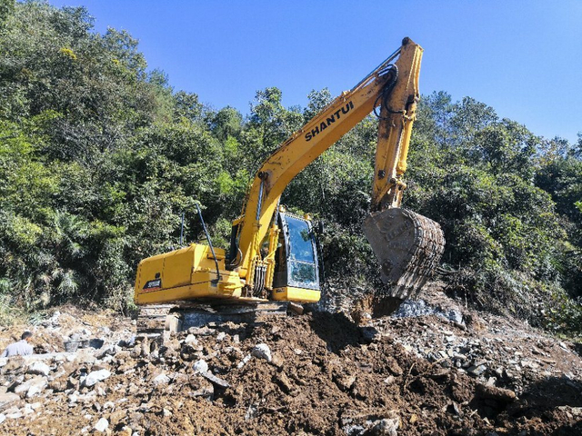 Shantui′s Latest High-End 13.5 Ton Hydraulic Crawler Excavator