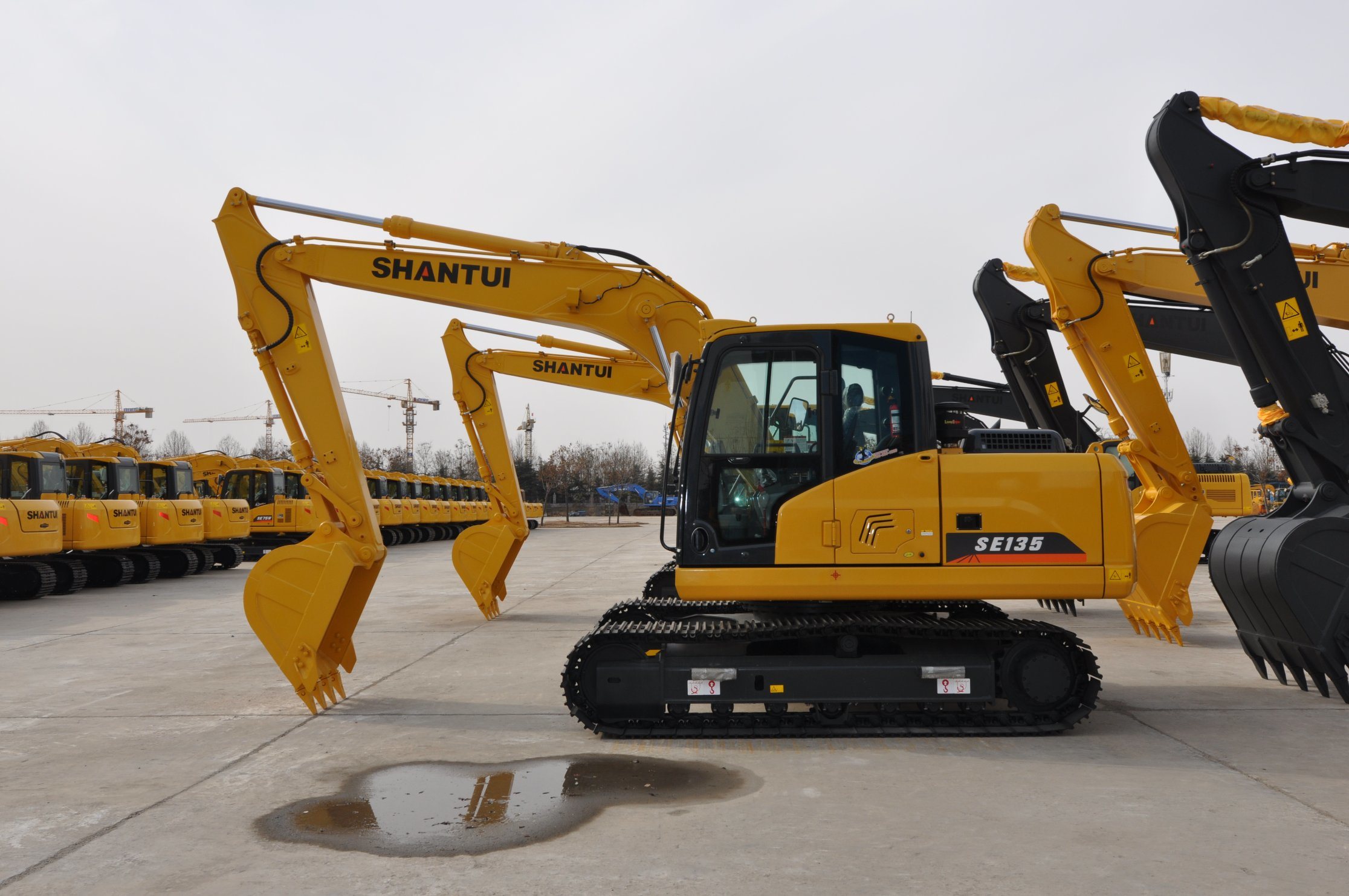 Shantui′s Latest High-End Se135 13.5 Tons Medium Excavator