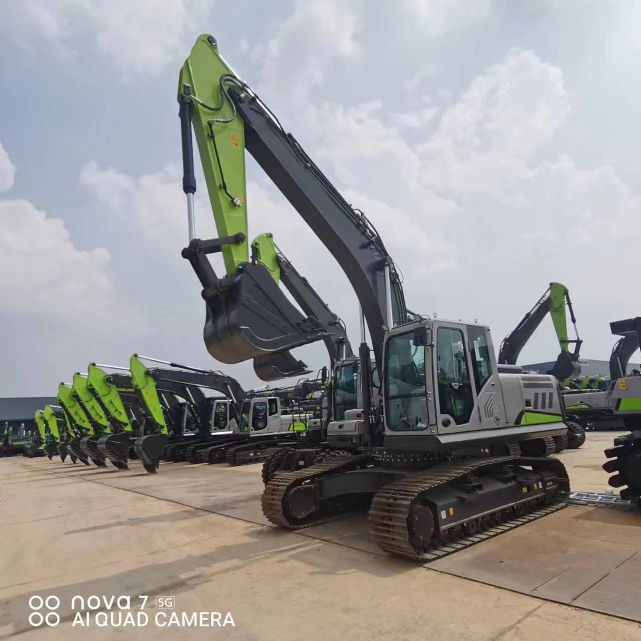 Hot Crawler Mining Infront Construction Machinery 21.5 Ton High Quality Excavator Ze215g