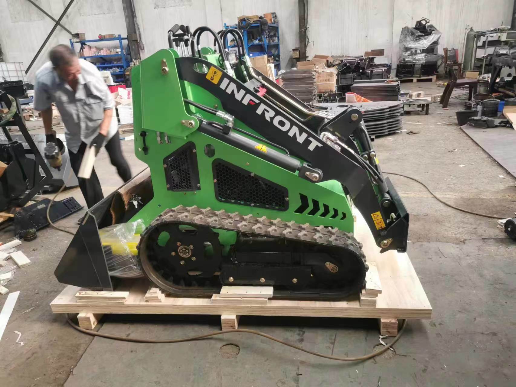 Infront New CE EPA Engine Diesel Minicargador Skidsteer Mini Wheel Crawler Loader Earth-Moving Machinery Mini Skid Steer Loader