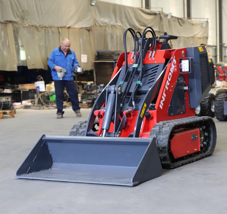 Infront Manufacturer Earth-Moving Machinery Articulated Skid Steer Mini Track Loader with Forks Attachment